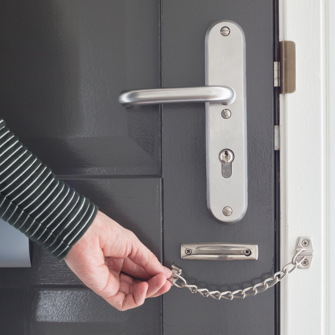 Instalación de Cadena de Seguridad para Puertas